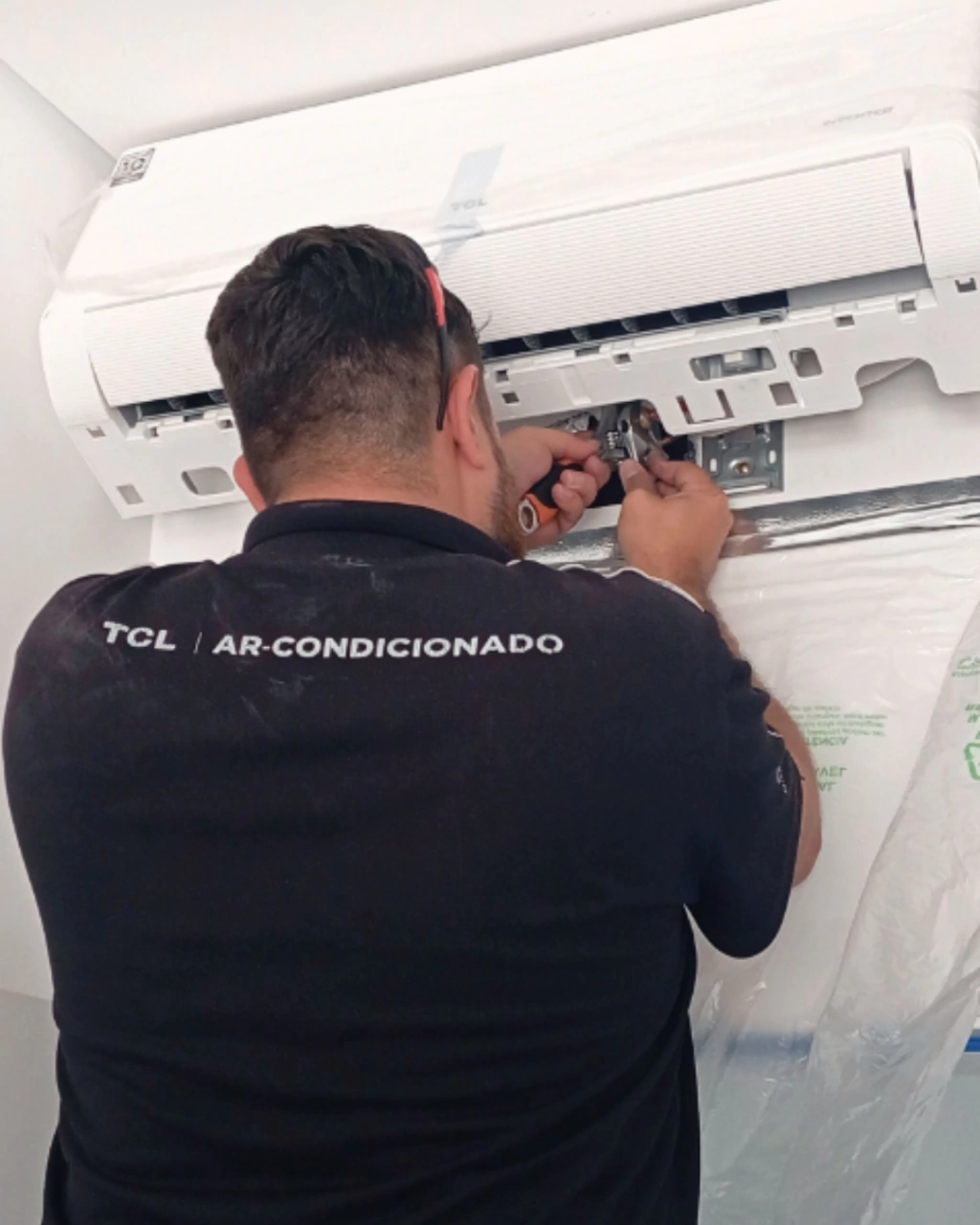 Técnico instalando ar-condicionado